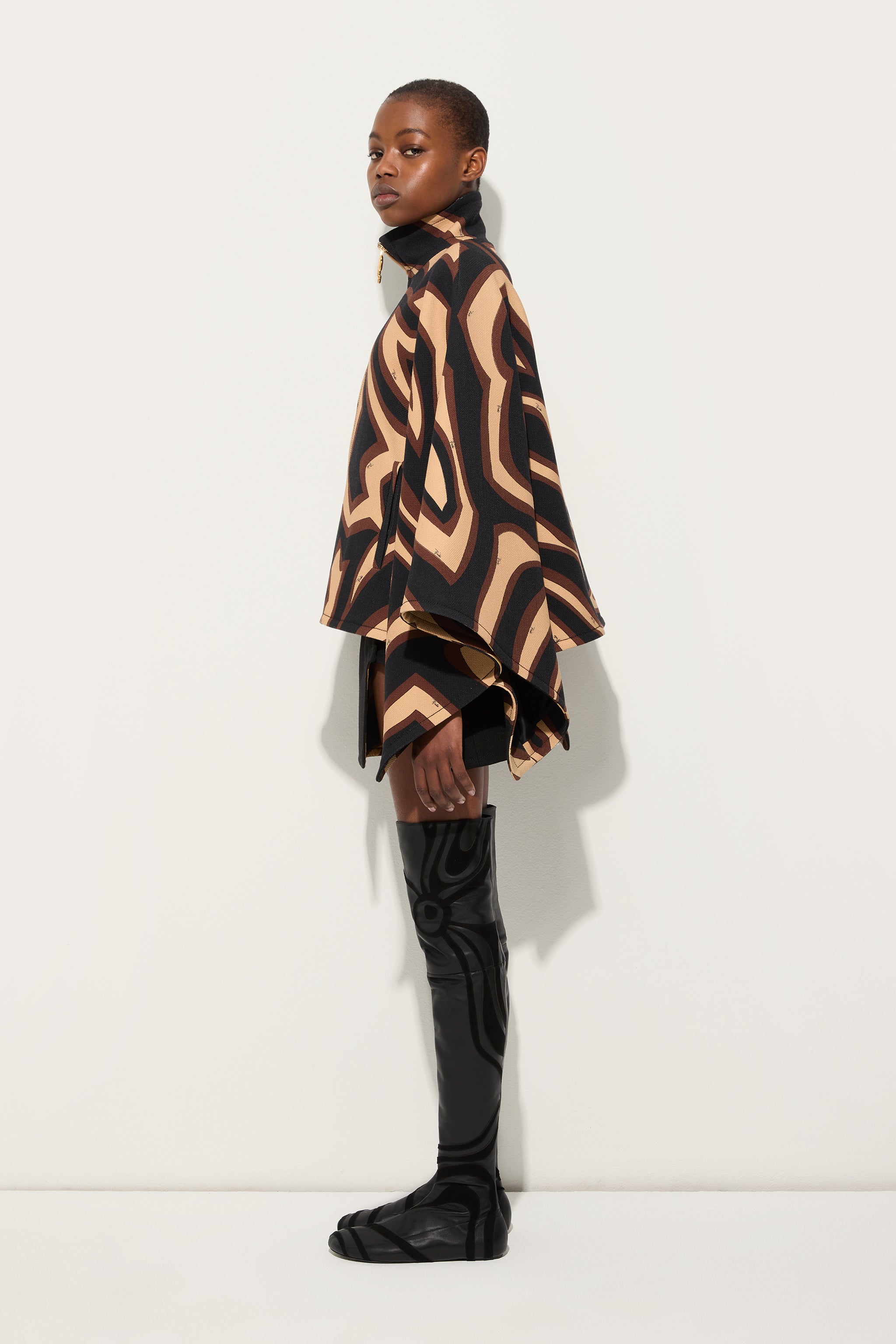 Labirinto Print Grand Poudre Cape
 WOMAN Pucci
