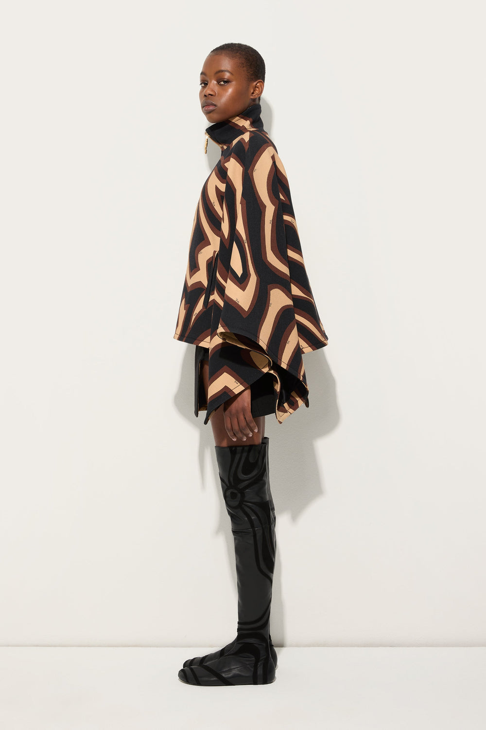 Labirinto Print Grand Poudre Cape
 WOMAN Pucci