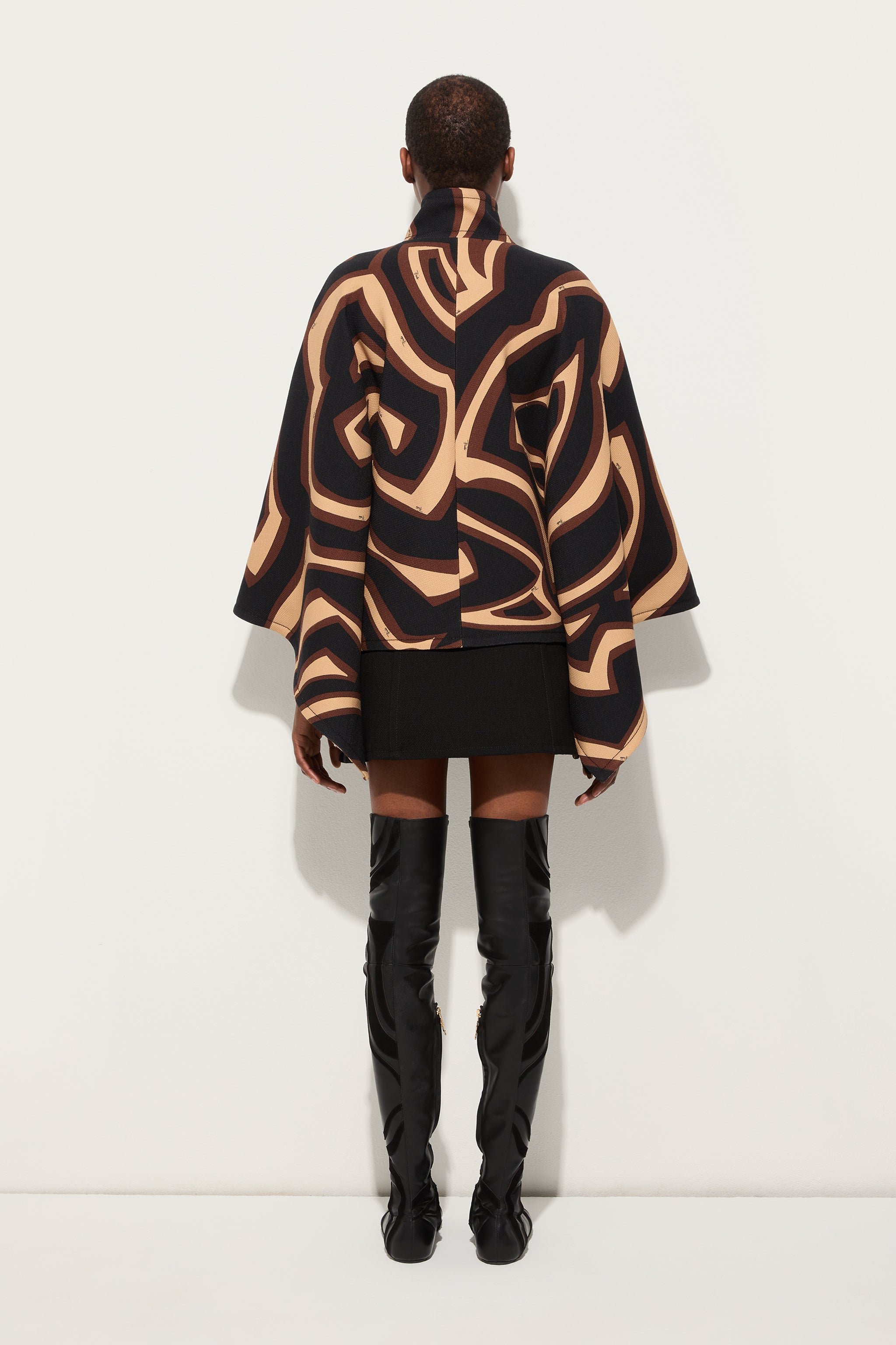 Labirinto Print Grand Poudre Cape
 WOMAN Pucci